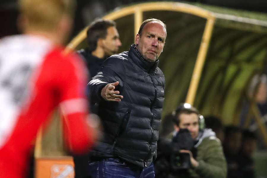 Groningen legt Emmen-trainer Dick Lukkien voor drie jaar vast