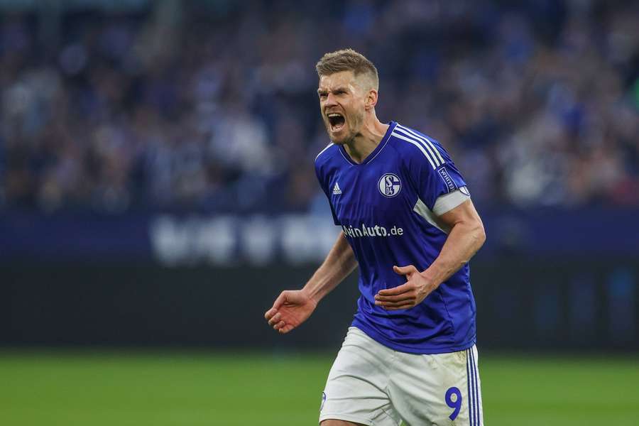 Simon Terodde e o Schalke 04 ainda não desistiram da luta contra o rebaixamento.