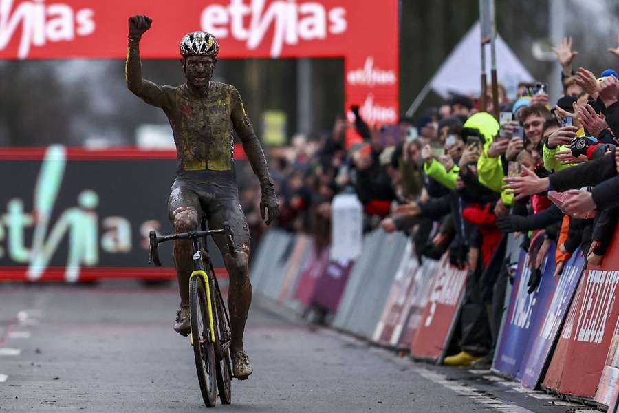 Van Aert realiza una gran exhibición en el ciclocrós de Dendermonde