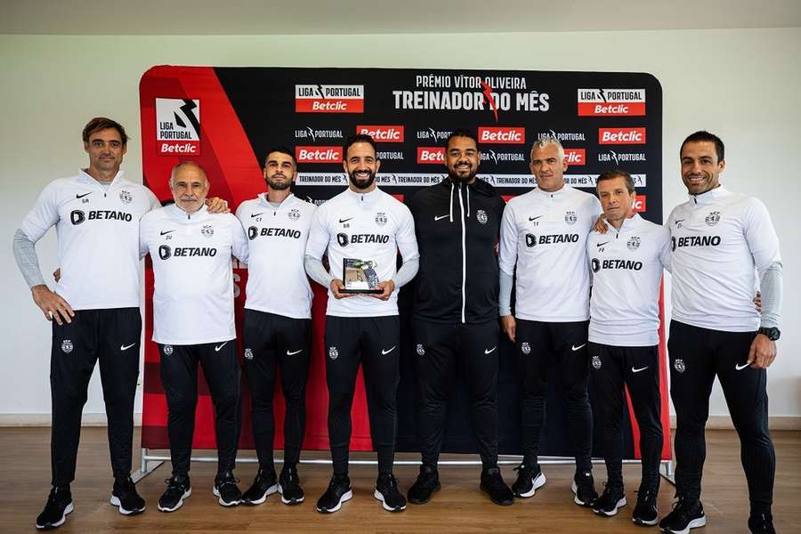 Rúben Amorim com a equipa técnica e o prémio de melhor do mês