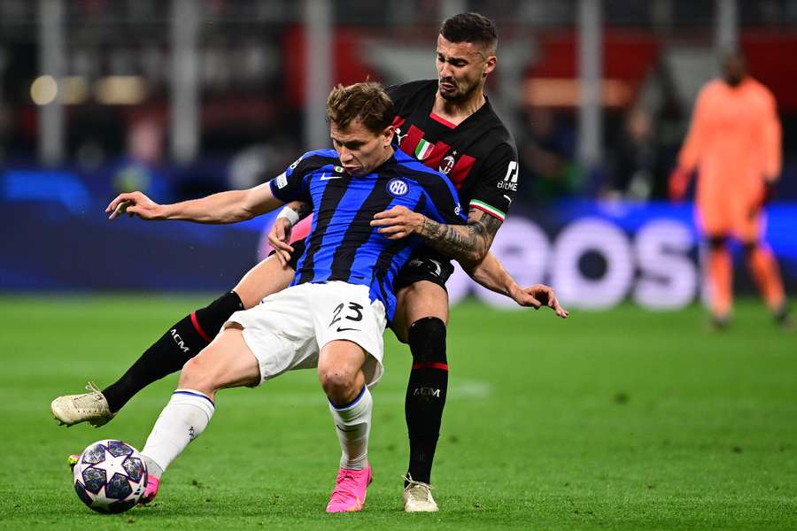 El centrocampista italiano del Inter de Milán Nicolo Barella (izq.) rodea al centrocampista bosnio del AC Milan Rade Krunic.