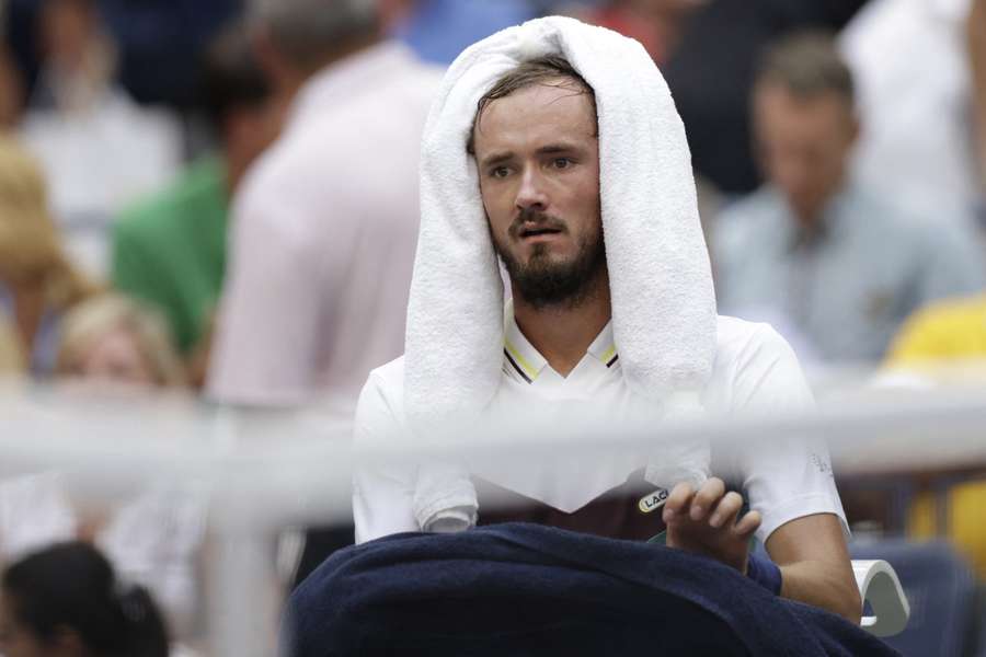 Daniil Medvedev si mette un asciugamano in testa durante una pausa, mentre affronta Andrey Rublev nei quarti di finale degli US Open.