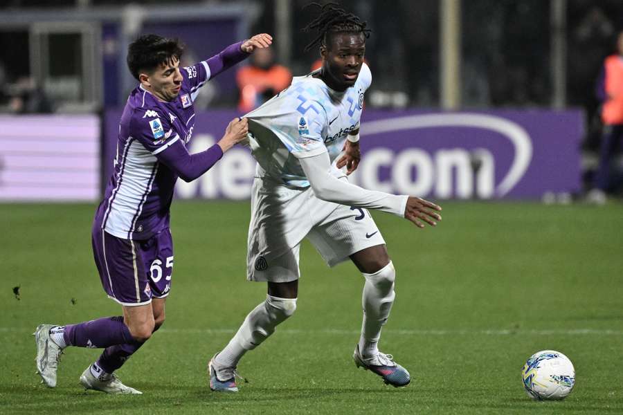 Yann Aurel Bisseck wird von Fabiano Parisi verfolgt.