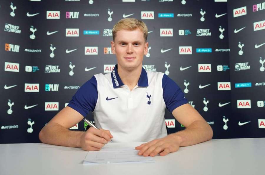 Kinský je hráčom Tottenhamu.