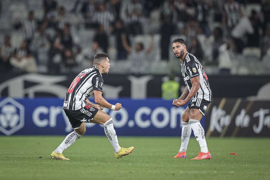 Paulinho celebra mais um gol com a camisa alvinegra