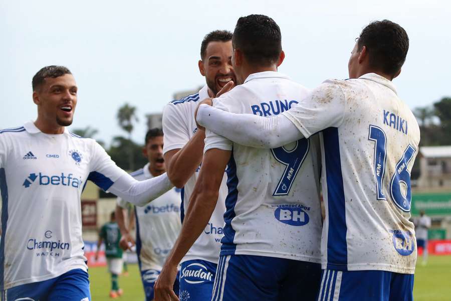 Bruno Rodrigues comemora com seus companheiros o segundo gol do Cruzeiro