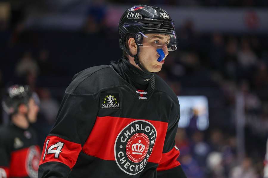 Obránce Mikuláš Hovorka v dresu Charlotte Checkers.
