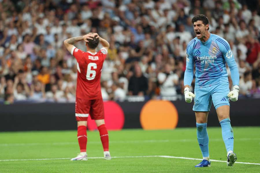 Courtois celebra una de sus paradas ante Stiller