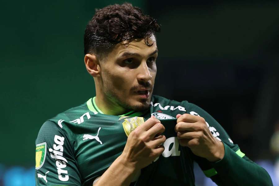 Raphael Veiga fez os dois primeiros do Palmeiras contra a Inter de Limeira
