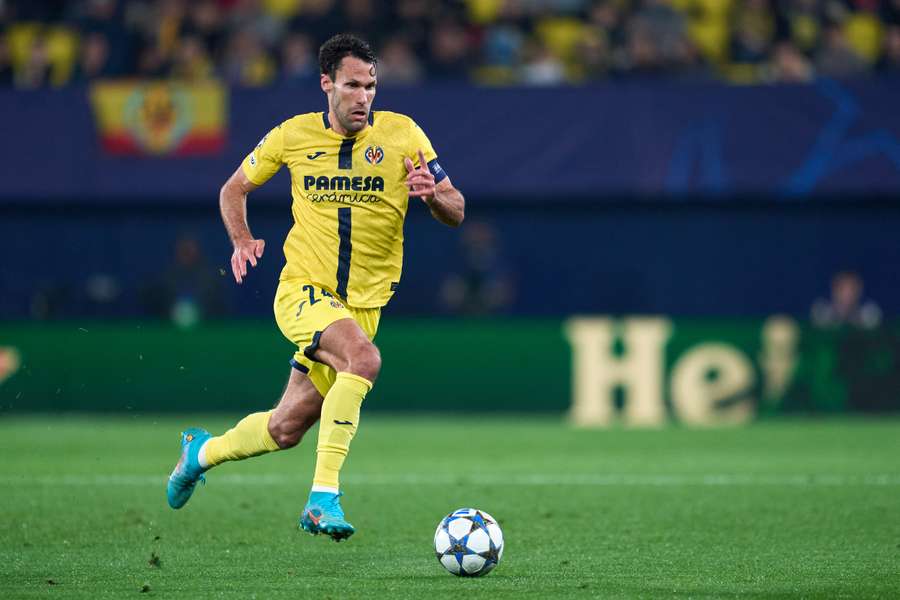 Pedraza conduce el balón
