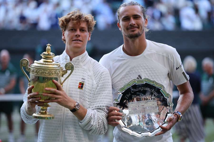 Jannik Sinner și Alex Zverev după finala de la Wimbledon Jannik Sinner și Alex Zverev după finala de la Wimbledon