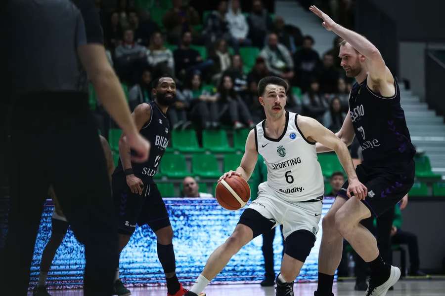 Amarante tenta fugir a um adversário