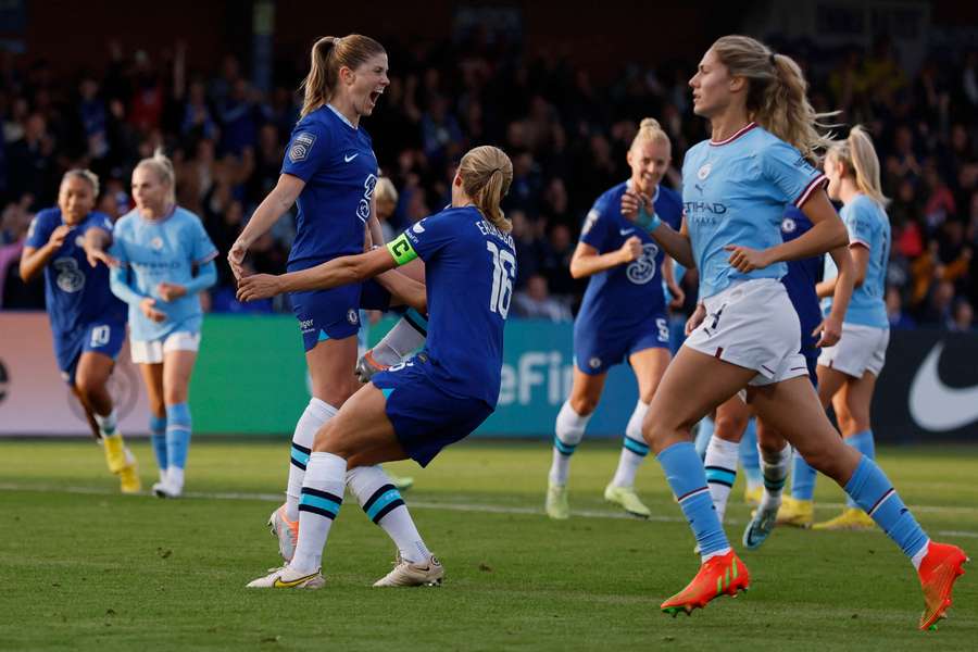 Futebol feminino: Chelsea vence Manchester City e Arsenal x Tottenham tem recorde de público