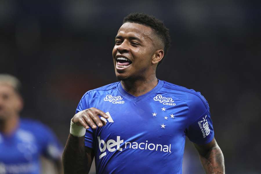 Keny Arroyo marcou mais um golaço com a camisa do Cruzeiro