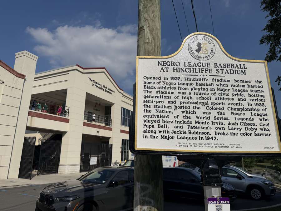 Placa celebra memorial da Negro League em histórico estádio do Cosmos