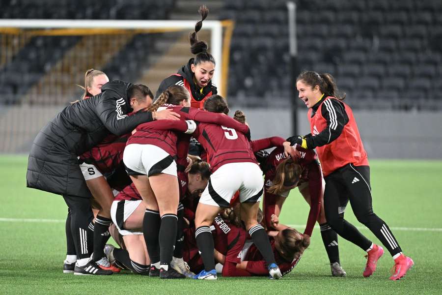 Sparťanky slaví postup do čtvrtfinále EP. Sparťanky slaví postup do čtvrtfinále EP.