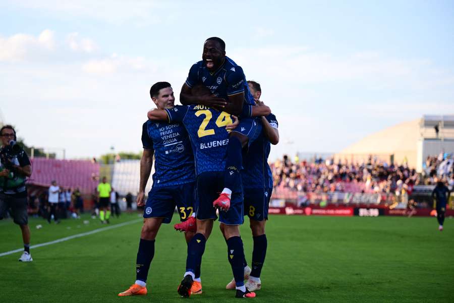 Kamara esulta con la sua squadra dopo al rete del 2-1 Kamara esulta con la sua squadra dopo al rete del 2-1