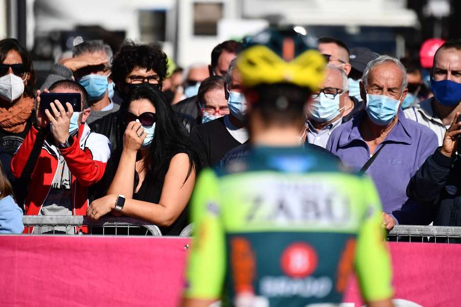 Masca redevine obligatorie în Turul Italiei pentru cei care intră în contact cu cicliștii