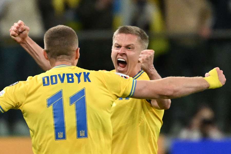 Oleksandr Zinchenko viert de kwalificatie van Oekraïne met Artem Dovbyk