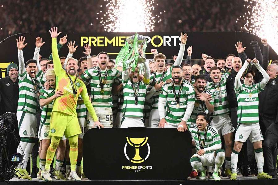 Callum McGregor von Celtic hebt den schottischen Ligapokal in die Höhe 