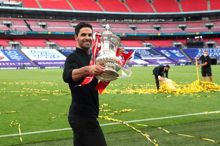 Mikel Arteta, treinador do Arsenal, festeja a vitória com o troféu da Taça de Inglaterra