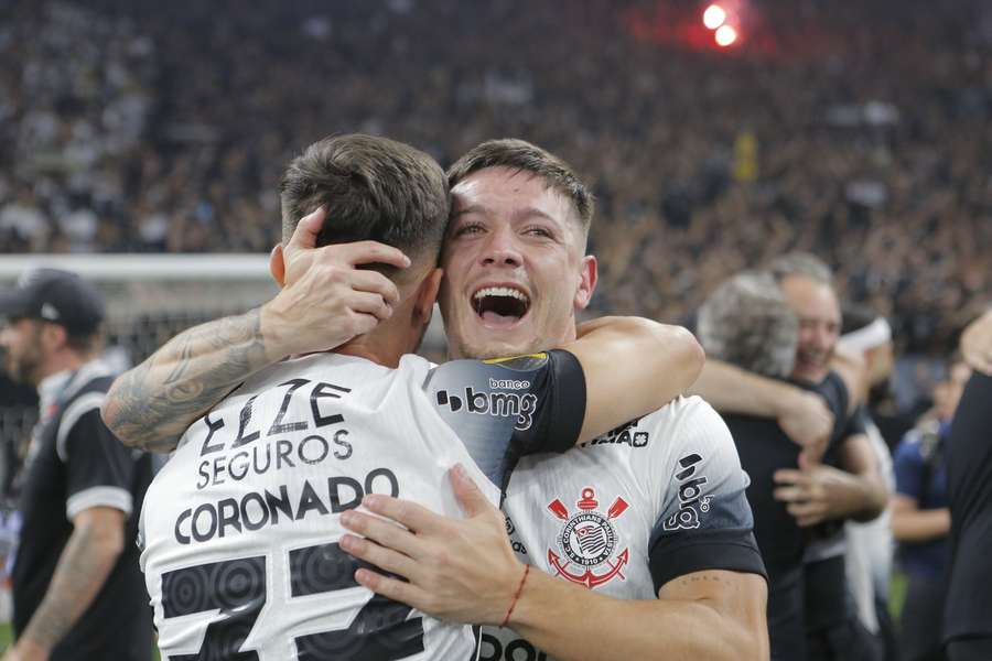 O meia argentino celebrando o título estadual na quinta passada