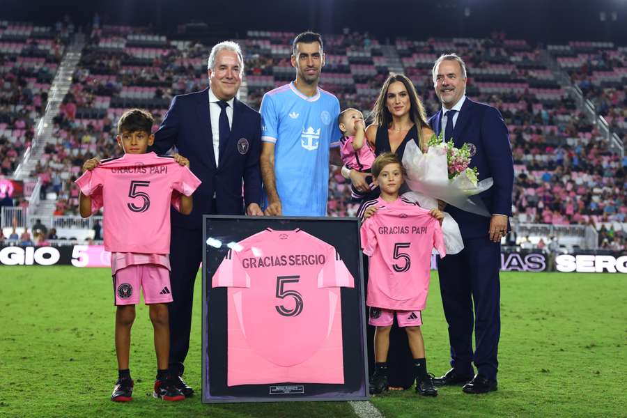 Busquets, acompañado por su familia