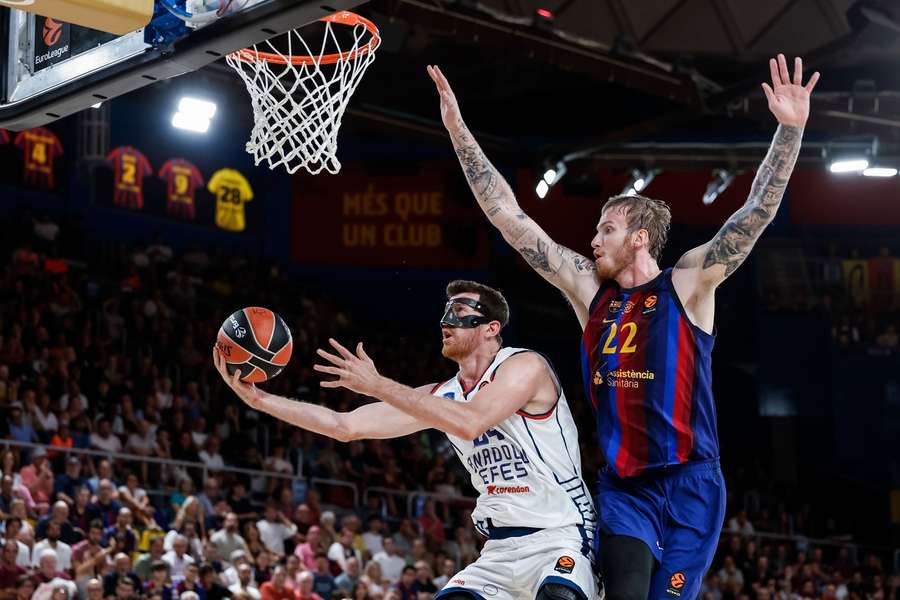 Ercan Osmani z Anadolu Efes i Aleksander Balcerowski z FC Barcelona.