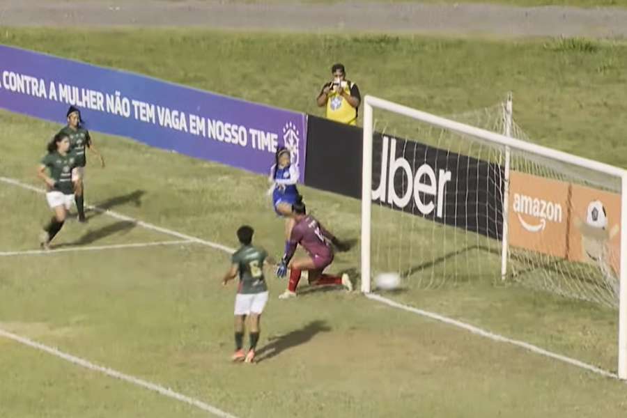 Frame do lance polêmico