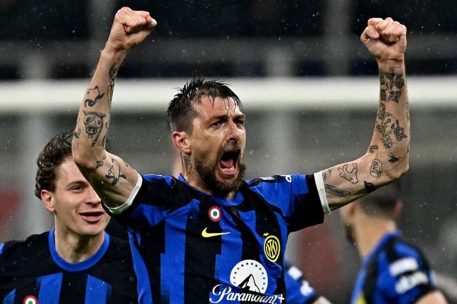 Acerbi celebra gol que abriu caminho para a vitória da Inter de Milão no San Siro