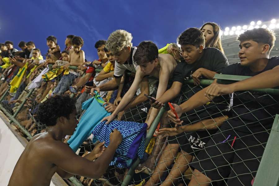 Endrick distribuiu autógrafos para crianças que estiveram no estádio Bezerrão