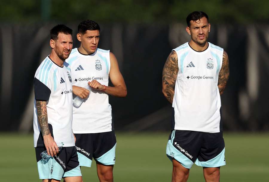 Molina, Messi e Paredes em treinamento da Argentina. Molina, Messi e Paredes em treinamento da Argentina.