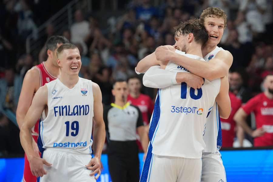 Les Finlandais célébrant leur victoire ce mercredi.