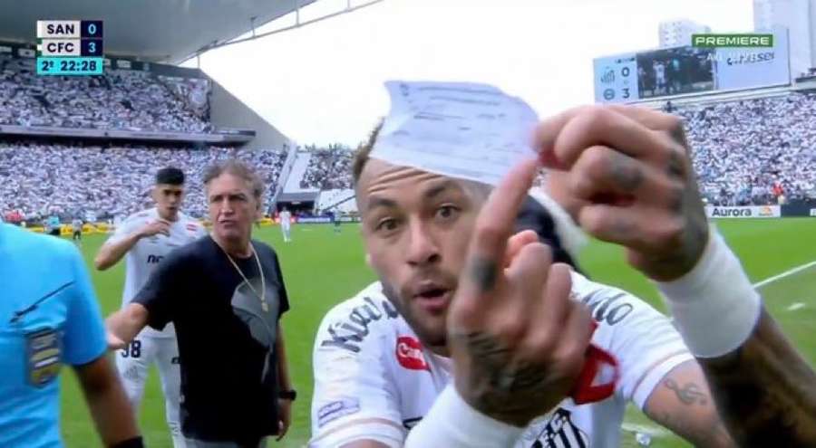 Neymar mostra papel que indicava saída de Escobar