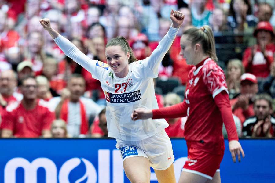 Kristina Jørgensen jubler efter en af sine scoringer mod Polen