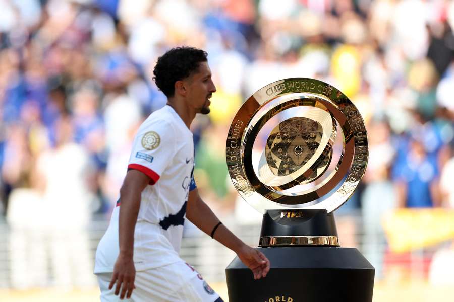 Marquinhos passa ao lado do troféu de campeão do mundo entregue ao Chelsea