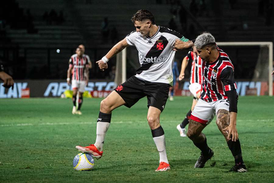 Vasco controlou jogo e transformou vitória em goleada no segundo tempo