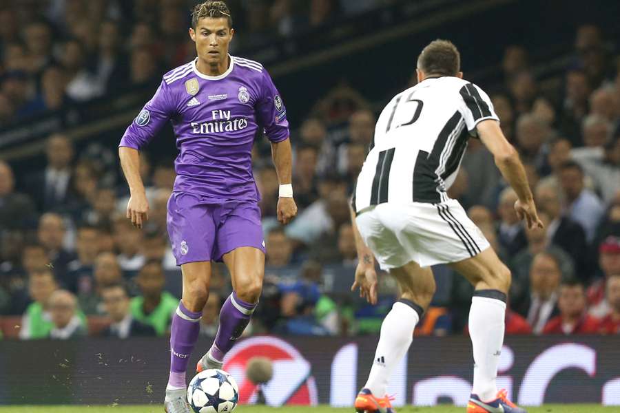 Cristiano Ronaldo ante Andrea Barzagli en la final de Champions de 2017