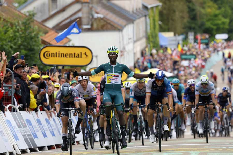 Biniam Girmay z drugim etapowym zwycięstwem, Pogacar wciąż liderem Tour de France