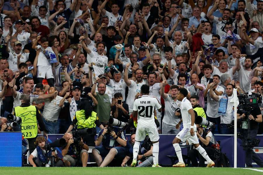 Vinicius Jr celebra delante de la afición local después de marcar el primer gol del Real Madrid