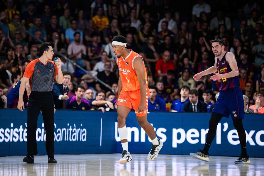 Kam Taylor celebra una canasta, con Tomas Satoransky en segundo plano Kam Taylor celebra una canasta, con Tomas Satoransky en segundo plano