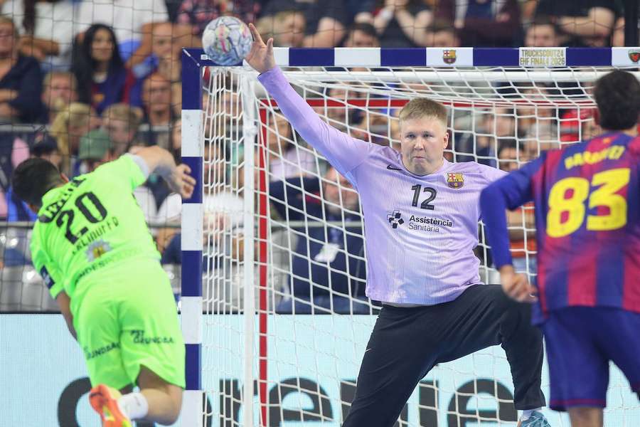 Emil Nielsen block a shot from Fuchse Berlin's Tim Freihoefer 