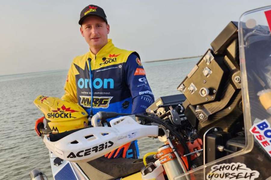 Michek je na Dakaru po páté etapě už třináctý, kamionům dál vévodí Loprais. Engel končí