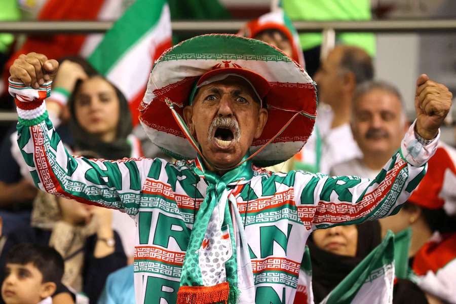 Ein iranischer Fan im mexikanischen Sombrero-Look