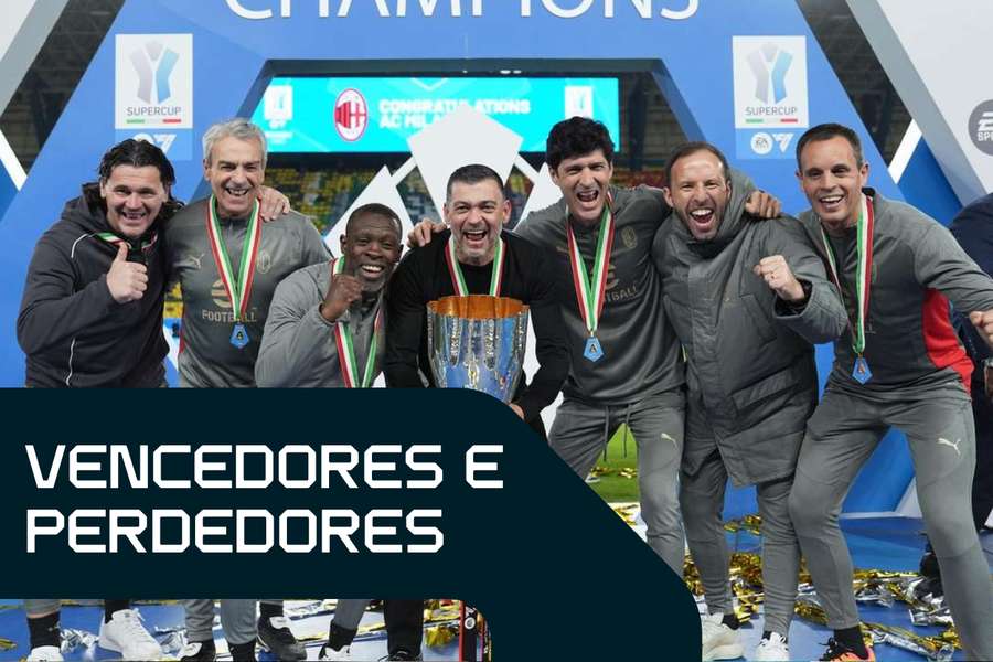 Sérgio Conceição (centro), técnico do Milan, com a Supercopa da Itália