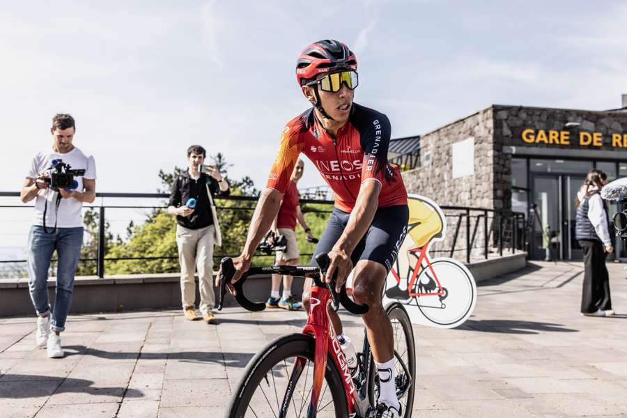 Egan Bernal var tæt på at miste livet, da han i januar 2022 kolliderede med en parkeret bus under en træningstur. 