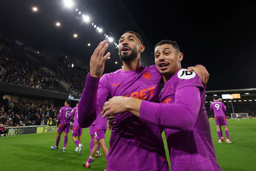 Matheus Cunha comemora com André gol do Wolves em Londres