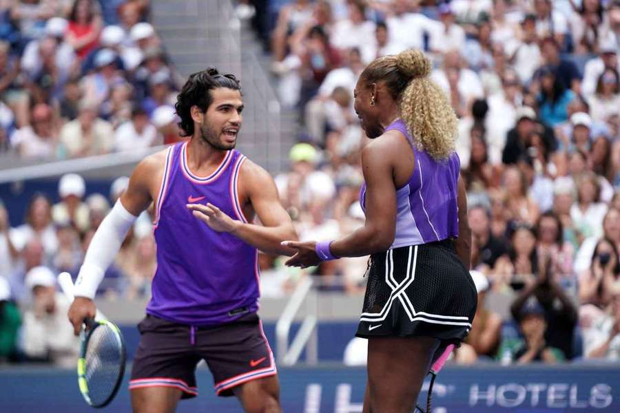 Serena Williams e Carlos Alcaraz venceram Erin Routliffe e Lloyd Glasspool Serena Williams e Carlos Alcaraz venceram Erin Routliffe e Lloyd Glasspool