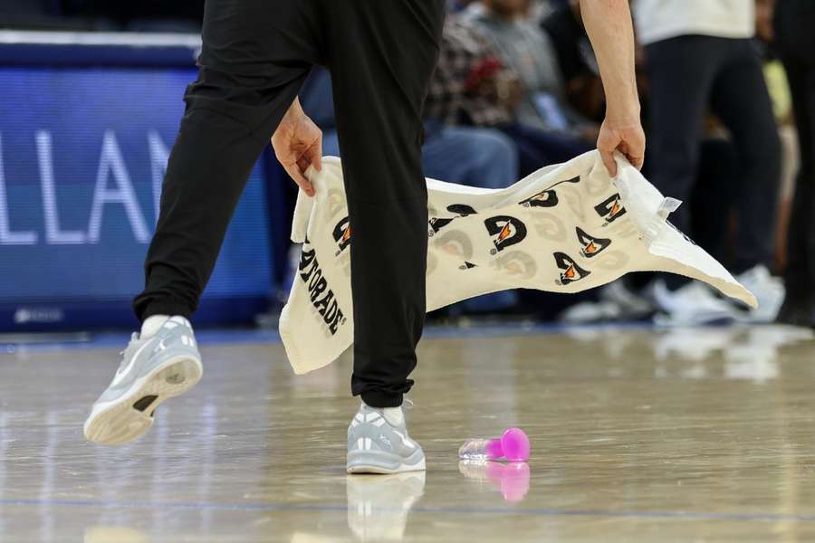 Um brinquedo sexual é retirado do campo durante o jogo entre Chicago e Atlanta