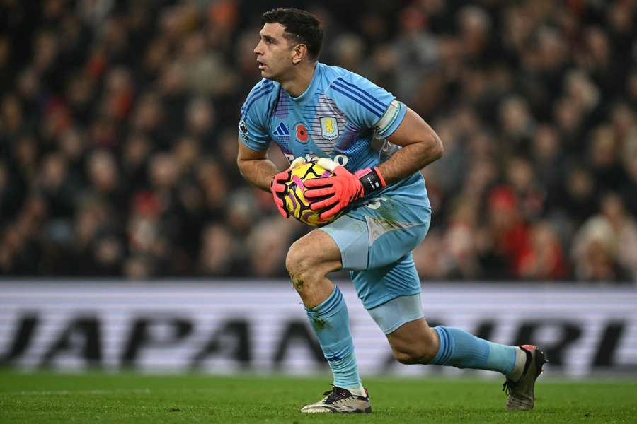 Martínez, portero del Villa, en Anfield